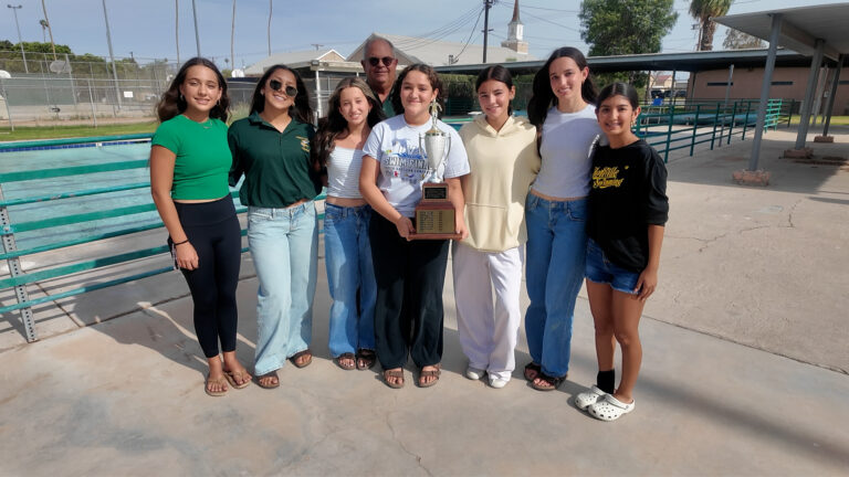Equipo de natación de Holtville son campeonas