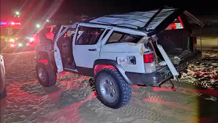 Detienen a joven tras volcadura en Dunas del Valle de Mexicali; una mujer murió