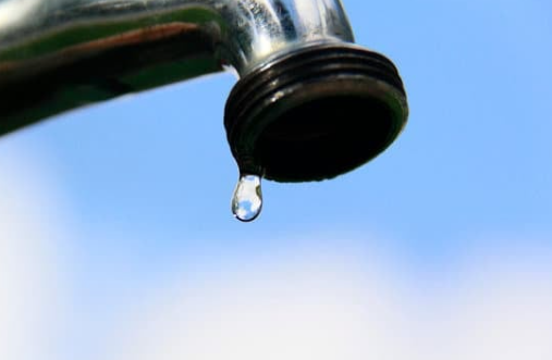 Crisis de Insalubridad en Las Vegas: Residentes Obligan a Usar Agua de Piscina