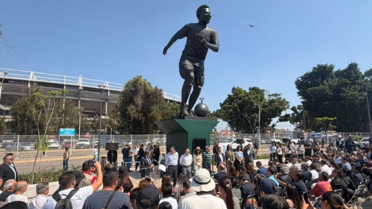 Jalisco Revela Nueva Estatua de Pelé con Derechos Pagados a Neymar
