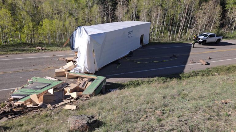 Cierre de la Highway 62 en Colorado tras caída de casa prefabricada