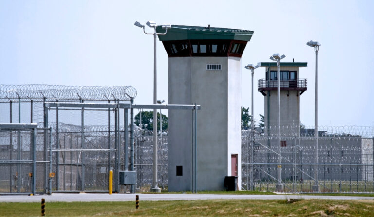 Buscan frenar beneficios fiscales a empresas ligadas a centros de detención migratoria en California