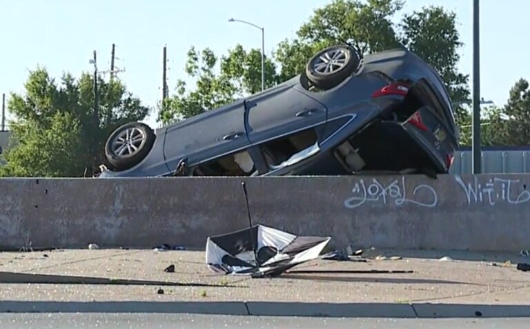Impactante Persecución Policial en Denver: Robo Armado Desencadena Accidente con Volcadura