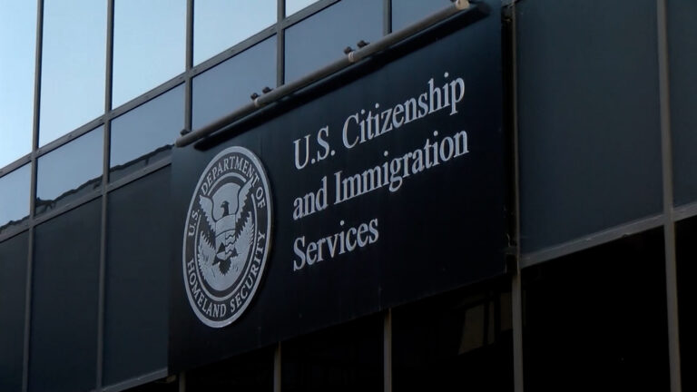 Políticas Migratorias en EE. UU. Impactan a Solicitantes de Residencia Permanente