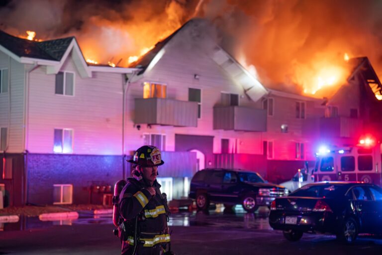 Incendio de Aurora Desplaza a 50 Residentes y Causa Daños Mayores en Apartamentos