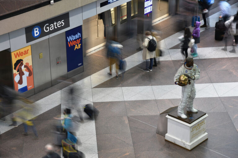 Nuevos Pasillos Subterráneos Mejorarán Conexiones en el Aeropuerto de Denver