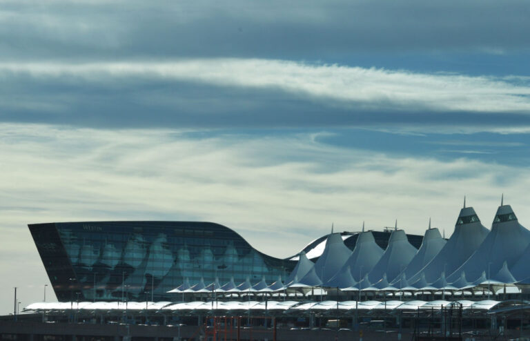 Incidente de Seguridad en el Aeropuerto Internacional de Denver: Hombre Arrestado Tras Atravesar Reja de Seguridad
