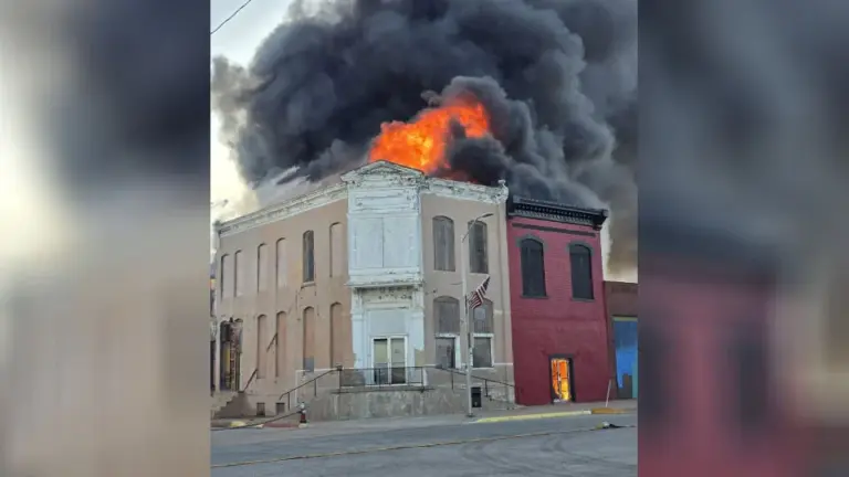 Incendio Devasta Edificios Históricos en el Centro de Attica, Kansas
