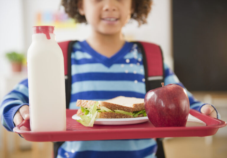 Wichita Public Schools Inicia Programa de Comidas de Verano Gratuitas para Aliviar la Inseguridad Alimentaria
