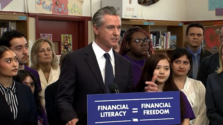 La Transformación Demográfica de California: Aumento Histórico de su Población Adulta Mayor