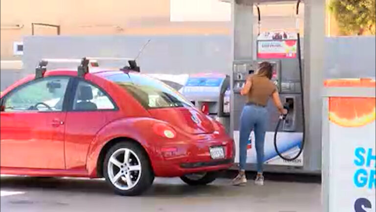 Precio de la Gasolina en San Diego Baja a $6.11, pero Sigue Elevado