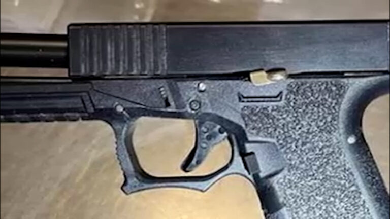 Hombre Arrestado en Encinitas por Posesión de Arma y Posible Droga