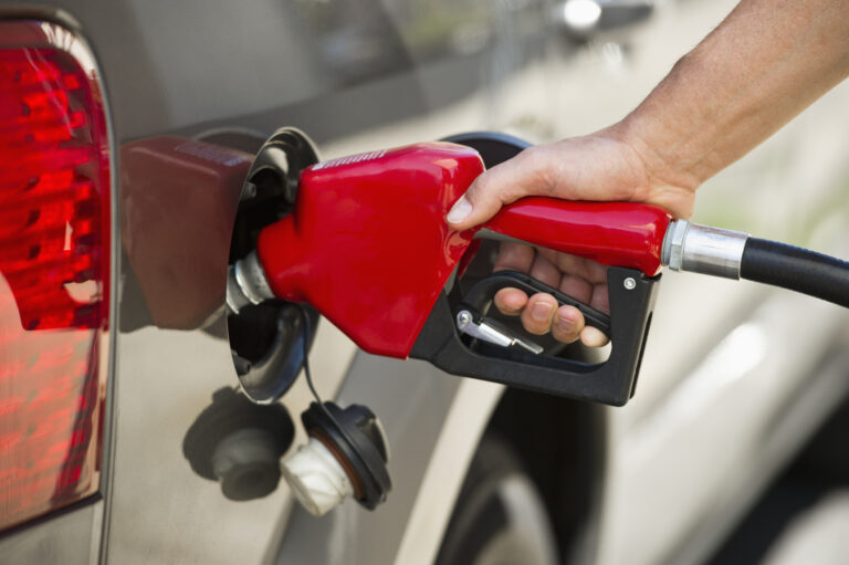 Precios De La Gasolina En Denver Bajan Significativamente Ante Posibles Negociaciones Entre EE.UU. e Irán