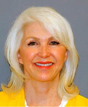 Tina Peters Recibe Libertad Anticipada Gracias a Jared Polis