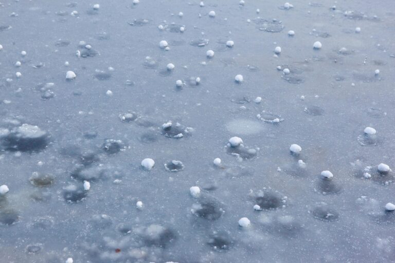 Rescate Dramático: Mujer Atrapada en Inundación Oculta por Granizo en Aurora