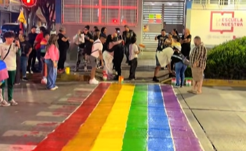 Kenya Cuevas lidera pintura de bandera LGBT en López Mateos León, causando desvíos de tráfico
