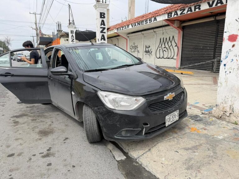 Impactante Accidente entre Motocicleta y Automóvil en el Centro Deja Dos Heridos