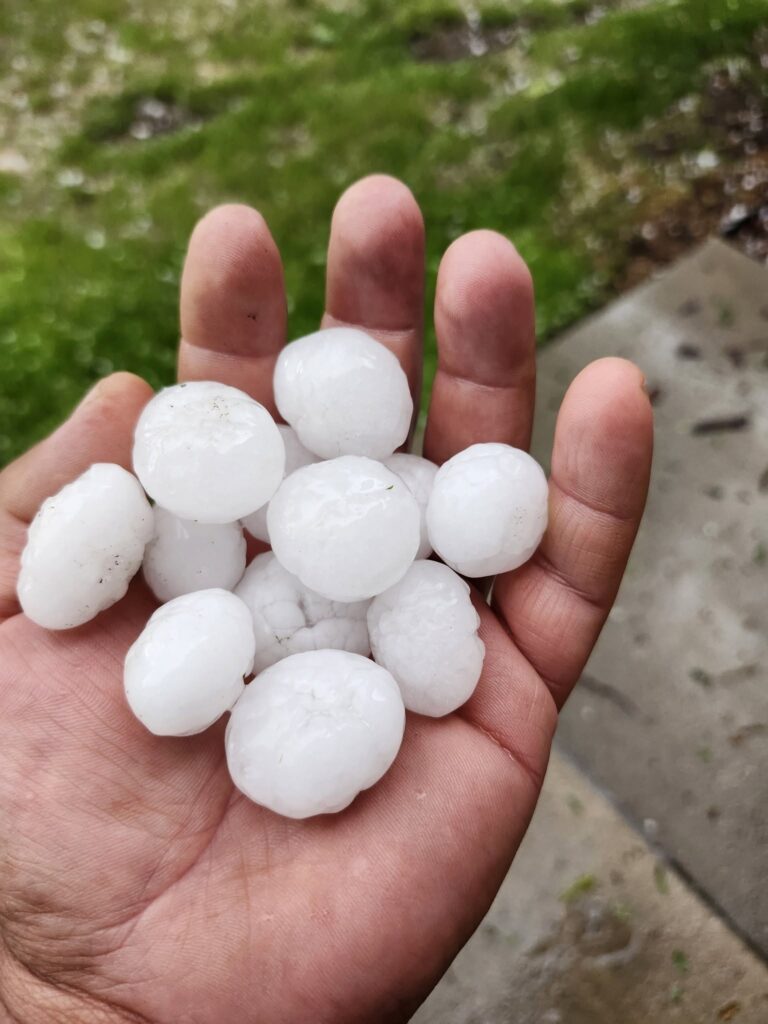 Impactantes Tormentas Causan Granizo de 2.75 Pulgadas en Colorado