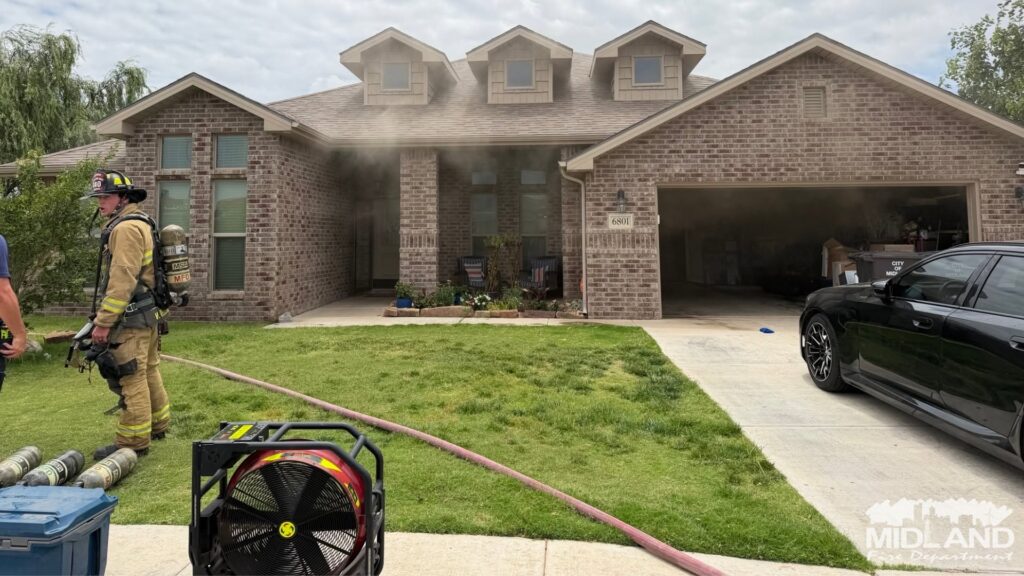 Incendio Estructural en Midland: Bomberos Controlan Fuego en Leatherwood Drive sin Lesionados