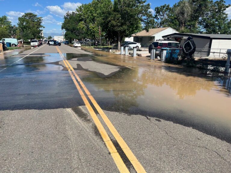 Rotura de Tubería en Commerce City Genera Riesgo de Socavón y Cierre de Calle