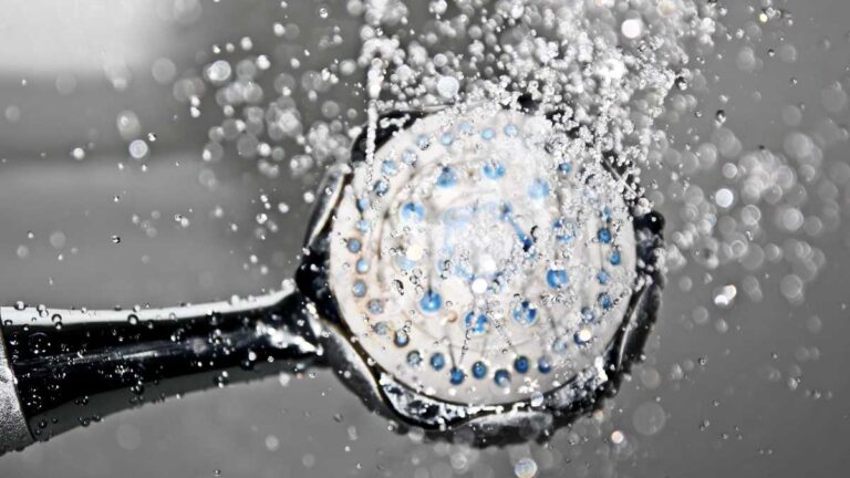 Descubre el Truco del Vinagre para Mejorar la Presión de Agua en tu Regadera en 10 Minutos