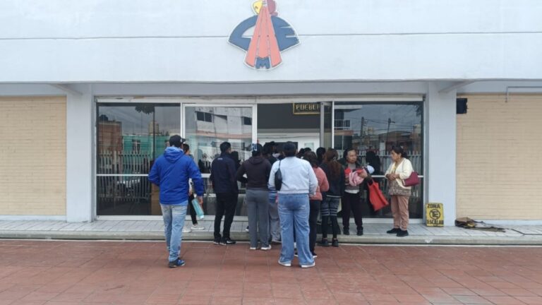Cambios de Escuela en Puebla: Padres Madrugan Ante Pérdidas Laborales