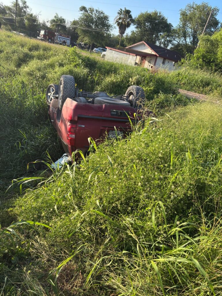 Impactante volcadura tras persecución vehicular en Progreso cerca de escuela