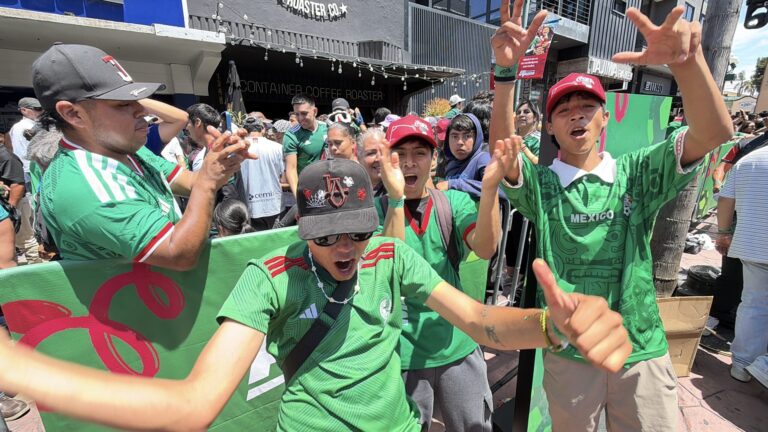 La Avenida Revolución de Tijuana Vibra con el Triunfo de México