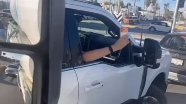 Impactante Pelea de Tráfico en Torreón: Hombre en Camioneta de Lujo Enfrenta a Trailero