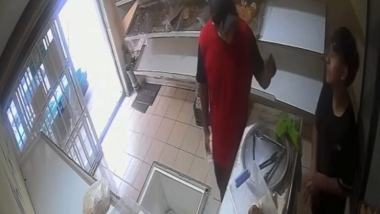 Impactante Video: Padre en SLP Obliga a Su Hijo a Devolver Celular Robado