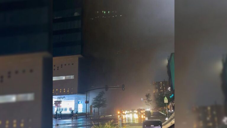 Incendio en Monterrey en restaurante de plaza comercial provoca desalojo de más de 700 personas