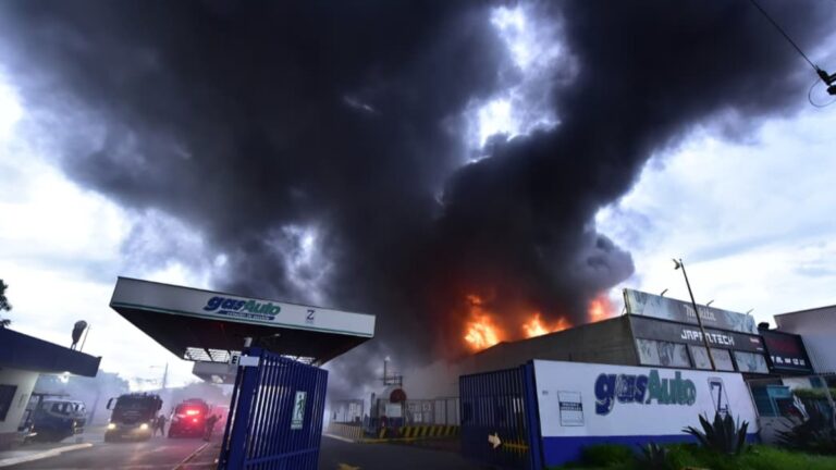 Alerta atmosférica en Guadalajara, Tlaquepaque y Tonalá tras incendio; bomberos controlan el fuego