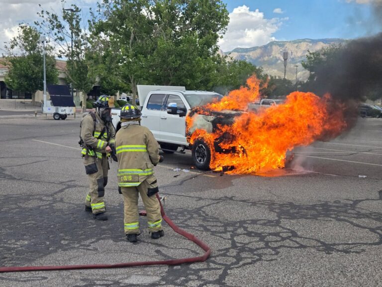 Incendio de camioneta en Albuquerque fue controlado por Bomberos de Albuquerque en Academy y Wyoming