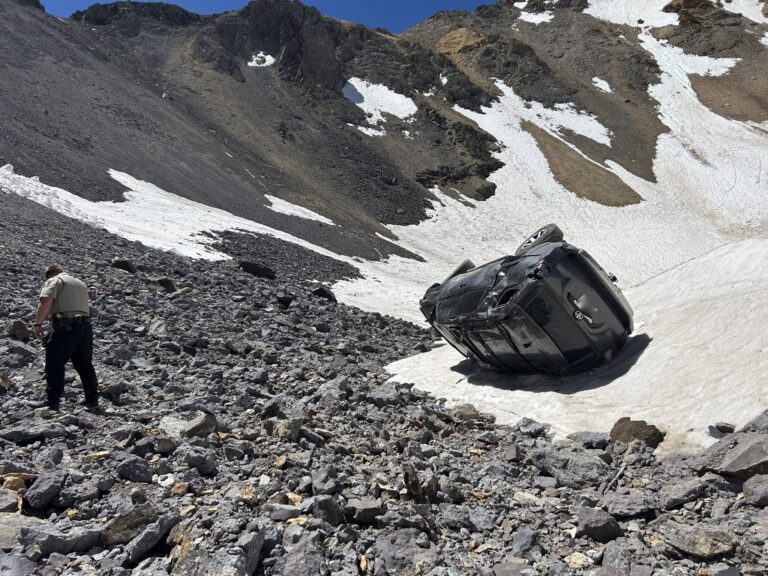 Volcadura en Imogene Pass deja a un hombre herido y activa operativo de rescate