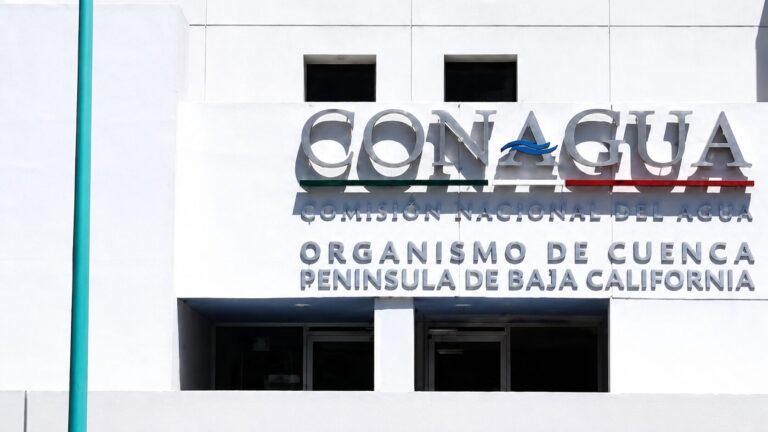 Productores del Valle de Mexicali bloquean oficinas de Conagua por adeudos del programa de descanso de tierras