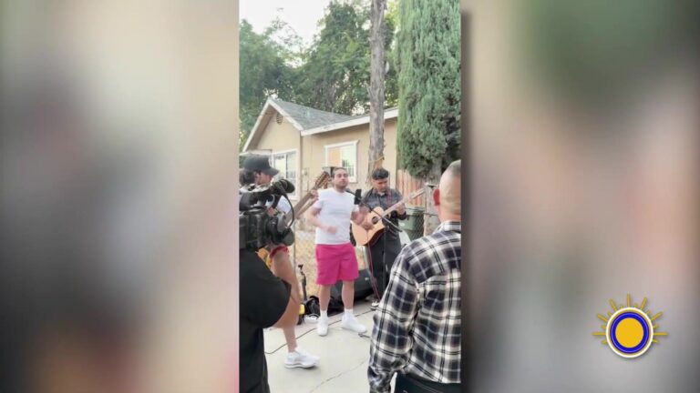 Jesús Ortiz Paz de Fuerza Régida sorprende con mini concierto en una fiesta familiar en San Bernardino