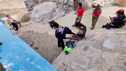 Rescatan a pareja con síntomas de golpe de calor en el Cerro del Centinela, en Mexicali