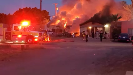 Incendio consume dos viviendas y un vehículo durante la madrugada en Yuma