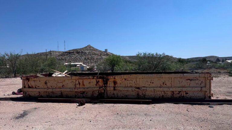 Advierten por basurero clandestino en Sanderson y posibles sanciones en propiedad ferroviaria