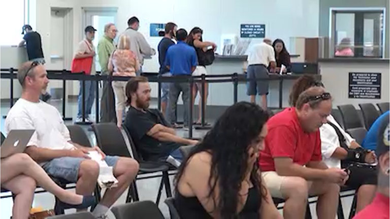 DMV de California exige nuevo examen escrito a miles de conductores para conservar la licencia