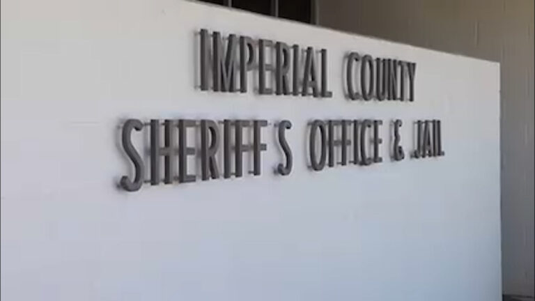 Detienen a joven de Brawley tras encontrar armas ilegales y equipo táctico durante operativo en Calexico