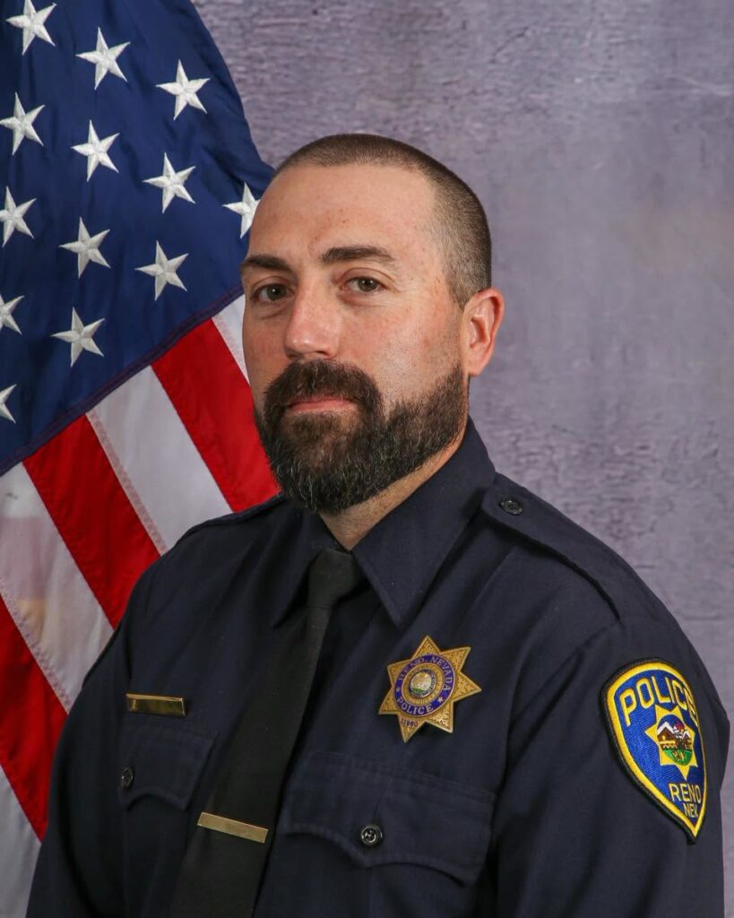 Reno rinde homenaje al oficial maestro Lance Tindell tras 18 años de servicio en la Policía