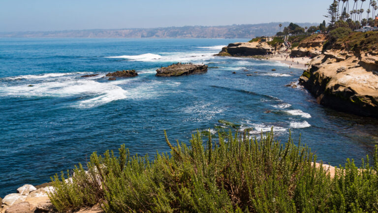 Investigan hallazgo de un cuerpo en la costa de La Jolla, cerca de Scripps Pier