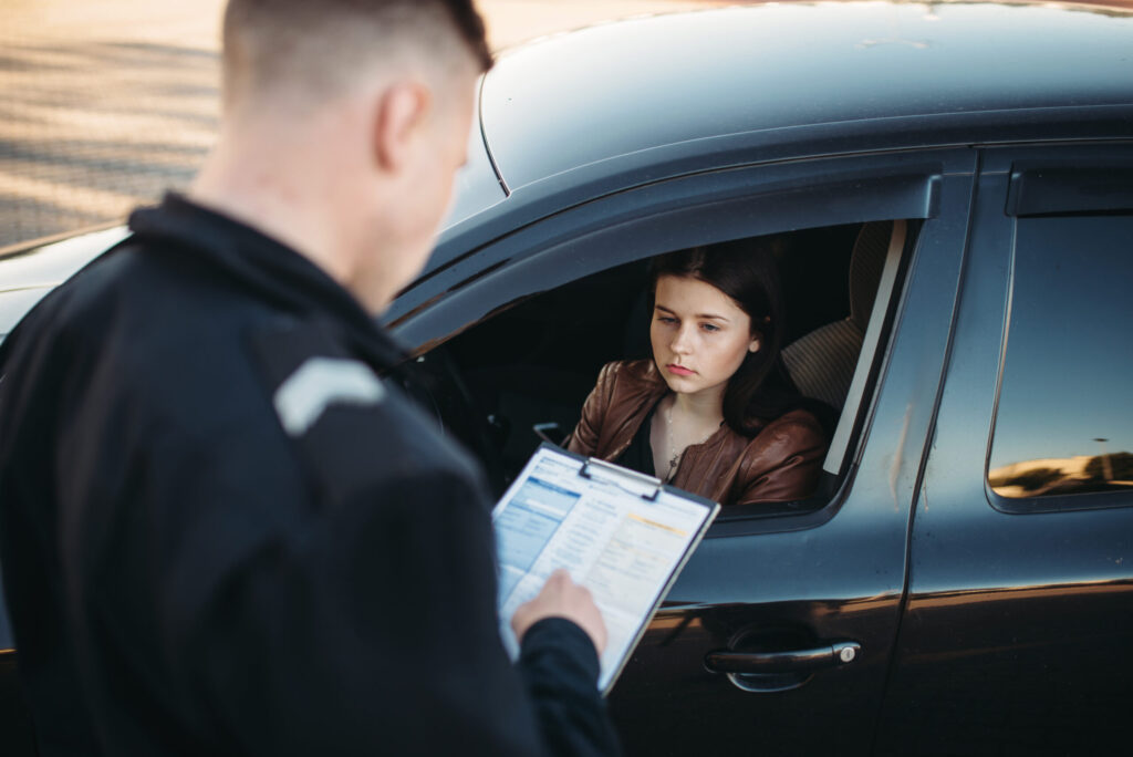 Denver analiza limitar de forma permanente las paradas de tránsito por infracciones menores