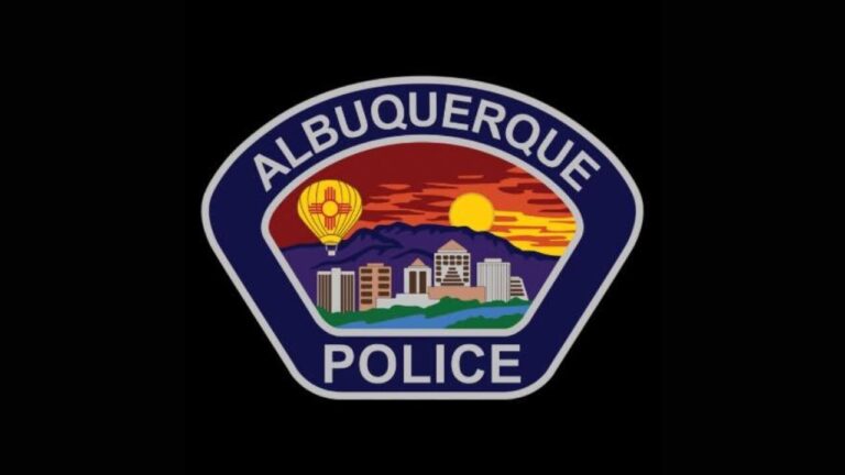 Policía de Albuquerque atiende reporte de disparos en complejo de apartamentos