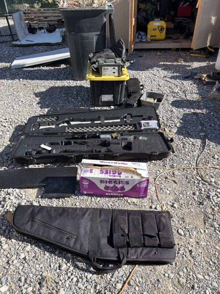 Fugitivo buscado en Pahrump: hallan 7 armas, drogas y un vehículo robado en operativo policial
