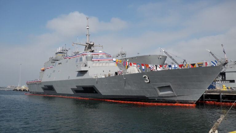 USS Fort Worth se retira tras 14 años de servicio en la Base Naval de San Diego