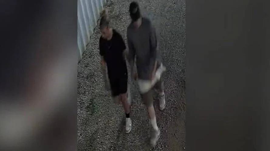 Robo en Old Town Wichita: buscan a dos sospechosos por hurto de $3,000 en un estacionamiento