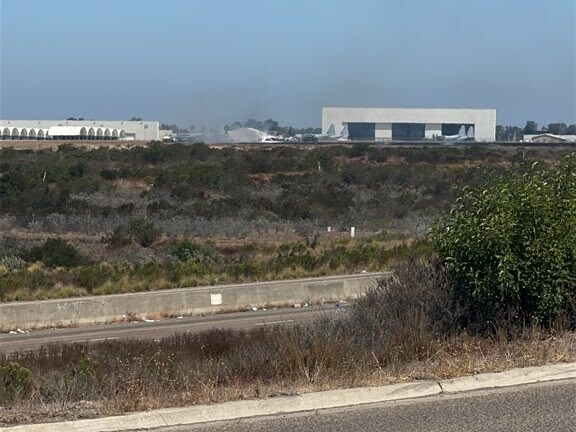Avión militar F-35 se accidenta en la Base Aérea de Miramar y provoca incendio de vegetación