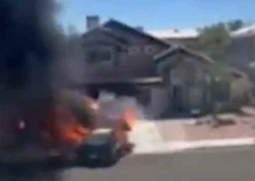 Incendio en Las Vegas consume dos vehículos y desata alarma en Howard Dade Avenue